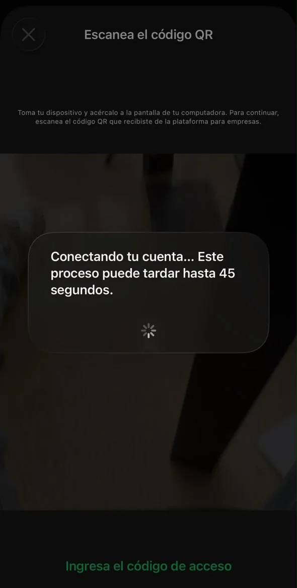 Pantalla de la app de WhatsApp Business escaneando el código QR, con el aviso de que conectar la cuenta puede tardar hasta 45 segundos